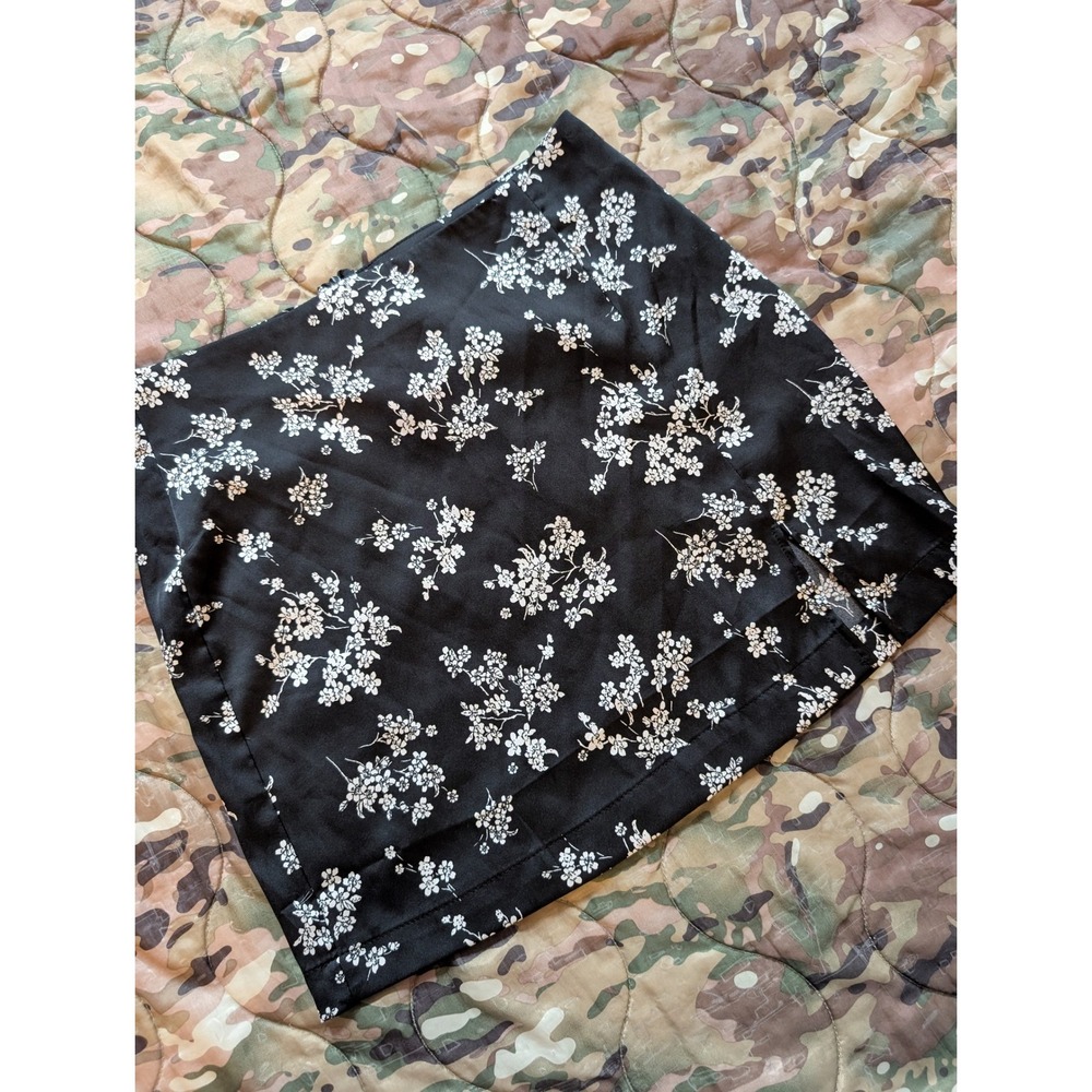 FOREVER 21 Black White Floral Print Mini Skirt Side Slit Zipper Closure‎ Size S